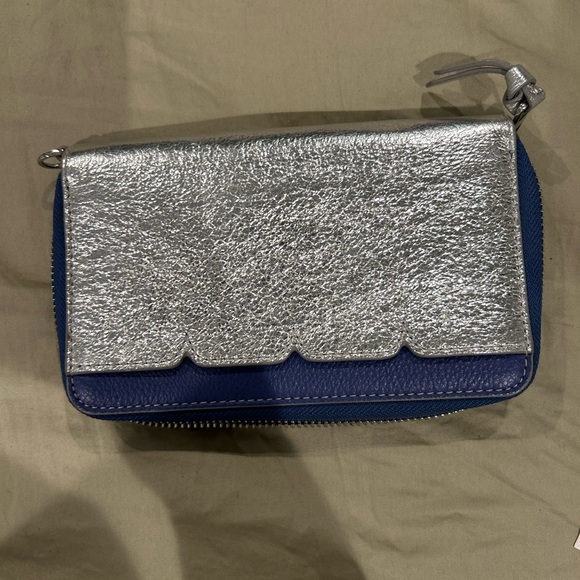 Unique metallic Tory Burch wallet with clutch strap - Picture 2 of 3